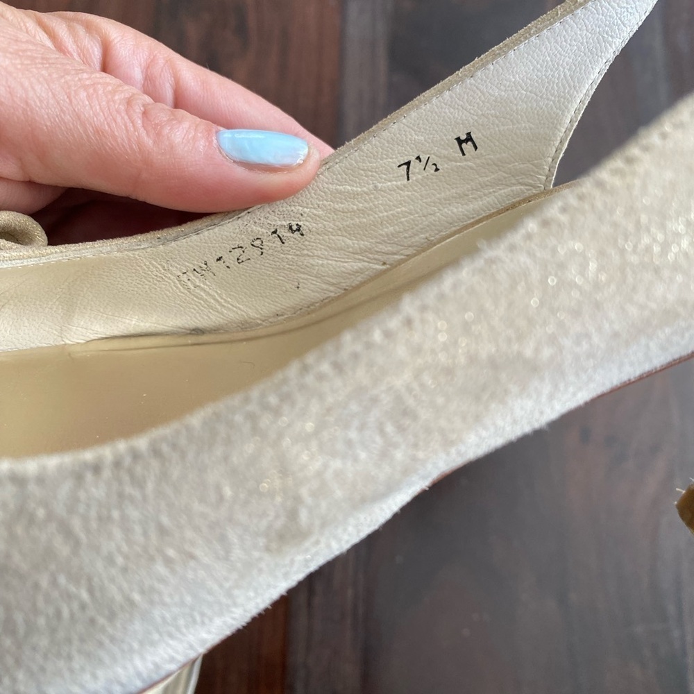 Stuart Weitzman tan and gold sling back pumps - Picture 9 of 10